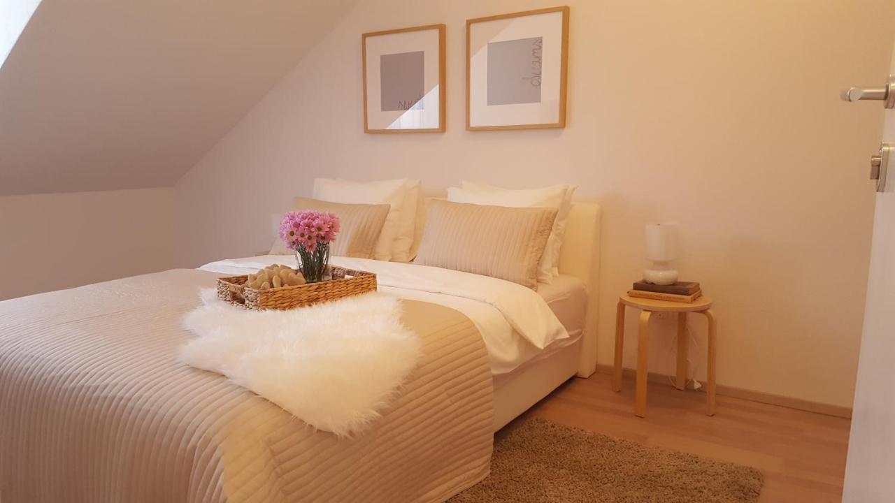 Skenza's Loft Near And Center Apartment Split